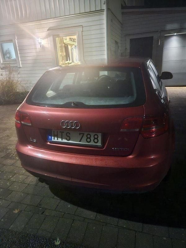 Röd Begagnad 2009 Audi A3 Sportback Halvkombi | 40 000 kr (Marknadspris) - Bild 1/3