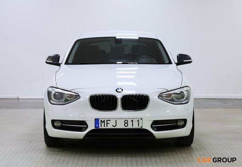 Begagnad BMW 118 Sport Line 143 HK (105 kW) 2012 Vit Halvkombi