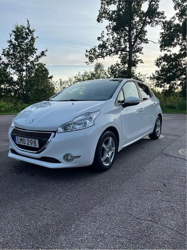 Vit Begagnad 2014 Peugeot 208 Halvkombi | 68 000 kr (Marknadspris) - Bild 1/4