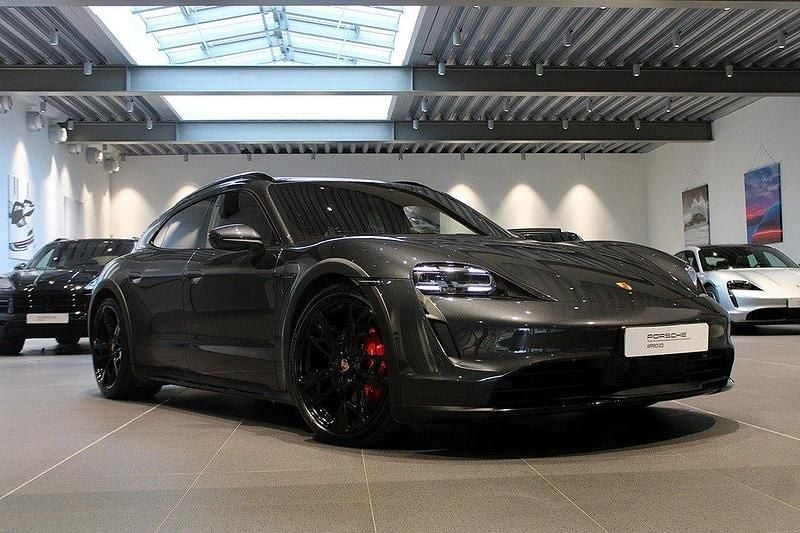 Grå Begagnad 2022 Porsche Taycan 4S Cross Turismo Sedan | 845 000 kr (Marknadspris) - Bild 1/4
