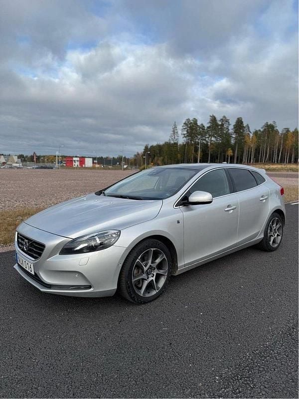 Begagnad 2016 Volvo V40 Ocean Race Halvkombi | 179 000 kr (Marknadspris) - Bild 1/4