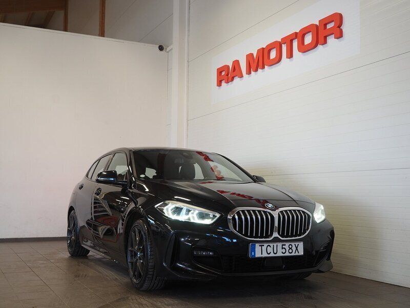 Svart Begagnad 2019 BMW 120 M Sport Halvkombi | 279 900 kr (Dyr) - Bild 1/3