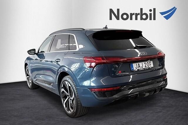 Begagnad Audi Q8 e-tron S-Line 300 kW (408 HK) 2023 Plasmablå metallic SUV