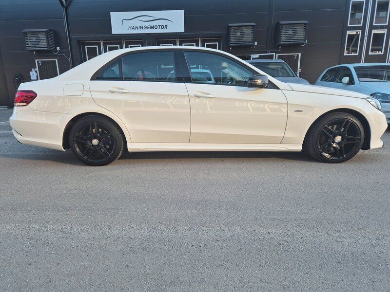 Vit Begagnad 2015 Mercedes E220 AMG Sedan | 209 000 kr (Bra pris) - Bild 1/4