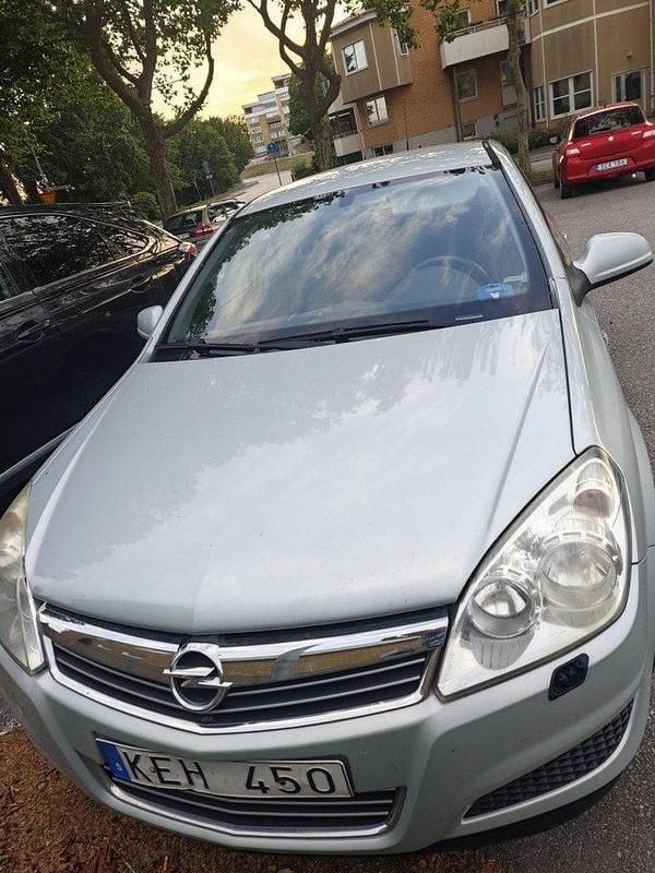 Grå Begagnad 2010 Opel Astra Halvkombi | 25 000 kr (Superpris) - Bild 1/4