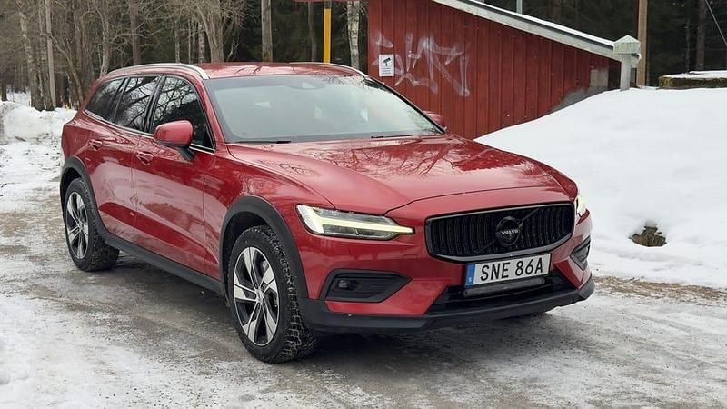 Begagnad 2020 Volvo V60 CC Kombi | 210 000 kr (Marknadspris) - Bild 1/4