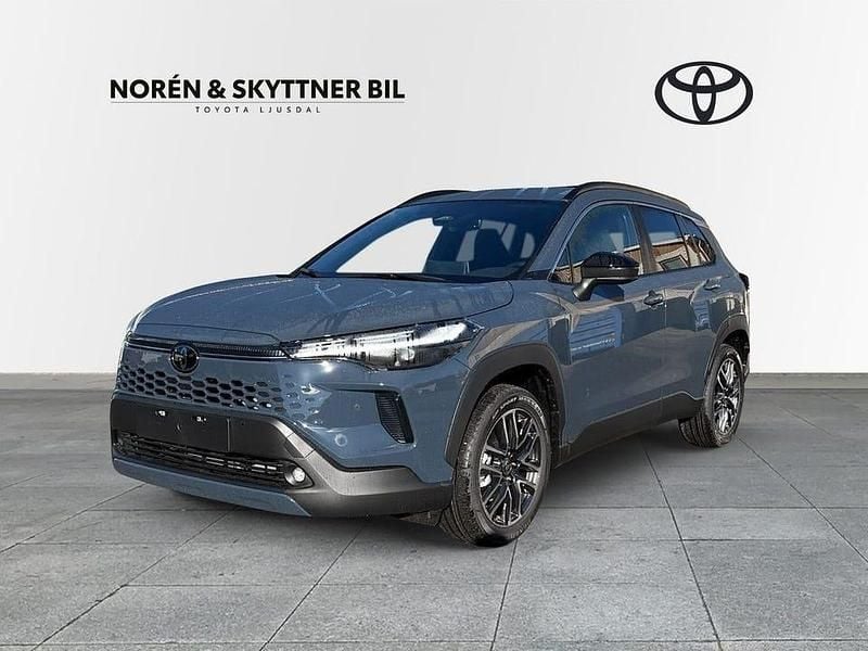 Silver Ny 2025 Toyota Corolla Cross Style SUV | 397 500 kr (Marknadspris) - Bild 1/3