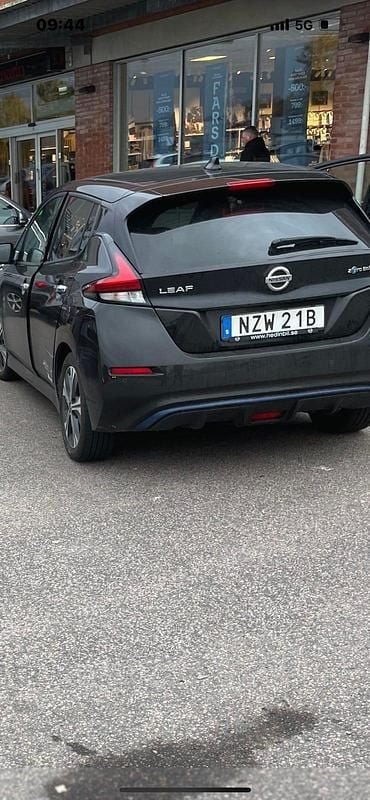 Begagnad 2021 Nissan Leaf Halvkombi | 165 000 kr (Lite dyr) - Bild 1/4