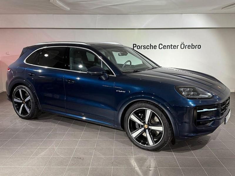 Begagnad Porsche Cayenne S E-Hybrid 520 HK (382 kW) 2025 Algarve blue metallic SUV