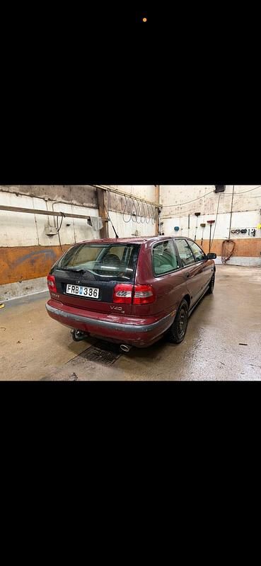 Begagnad Volvo V40 115 HK (84 kW) 1998 Röd Kombi