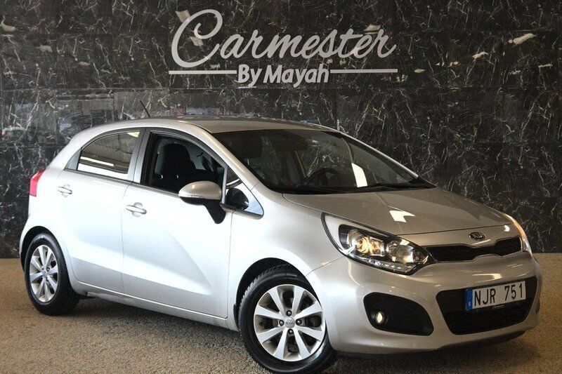 Grå Begagnad 2013 Kia Rio Halvkombi | 79 990 kr (Marknadspris) - Bild 1/4