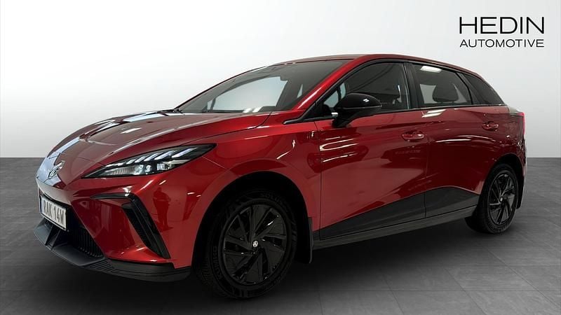 Röd (red) Begagnad 2023 MG MG4 EV Halvkombi | 254 900 kr (Lite dyr) - Bild 1/4
