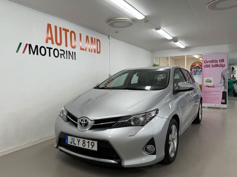 Silver Begagnad 2013 Toyota Auris Active Halvkombi | 94 900 kr (Marknadspris) - Bild 1/4