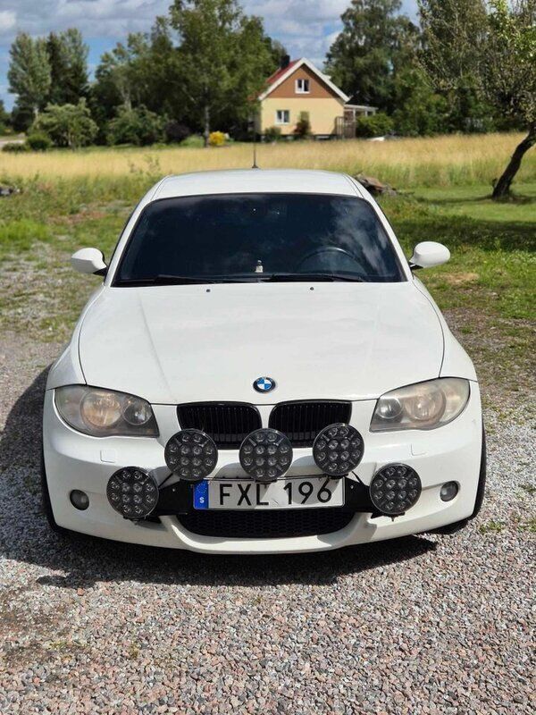 Vit Begagnad 2008 BMW 120 Advantage Halvkombi | 55 000 kr (Lite dyr) - Bild 1/4