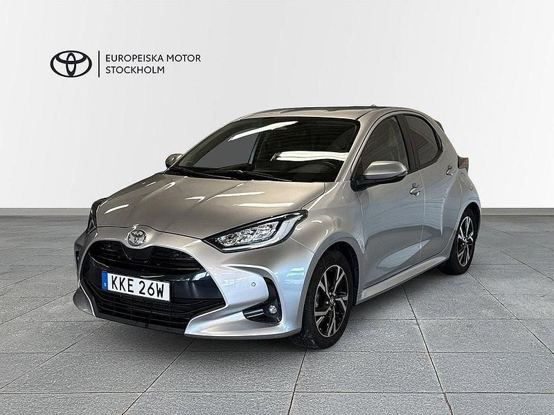 Silver Begagnad 2024 Toyota Yaris Hybrid Active Halvkombi | 249 900 kr (Lite dyr) - Bild 1/3
