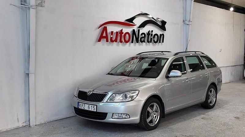 Begagnad Skoda Octavia Elegance 122 HK (89 kW) 2010 Silver Kombi