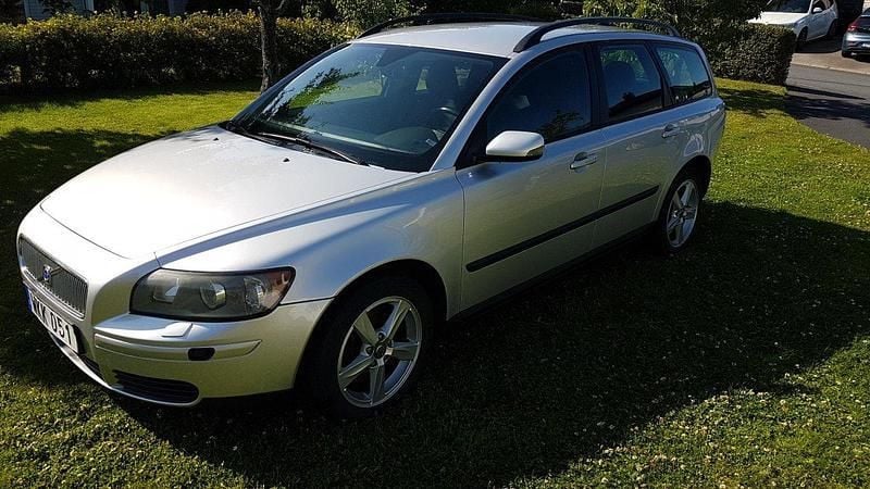 Grå Begagnad 2005 Volvo V50 Kombi | 28 000 kr (Marknadspris) - Bild 1/4