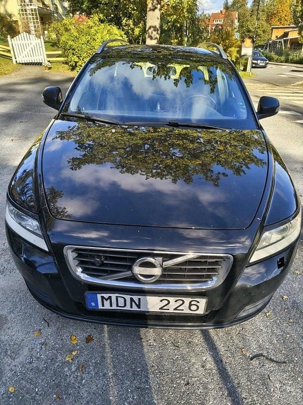 Svart Begagnad 2012 Volvo V50 Kinetic Kombi | 53 000 kr (Marknadspris) - Bild 1/4