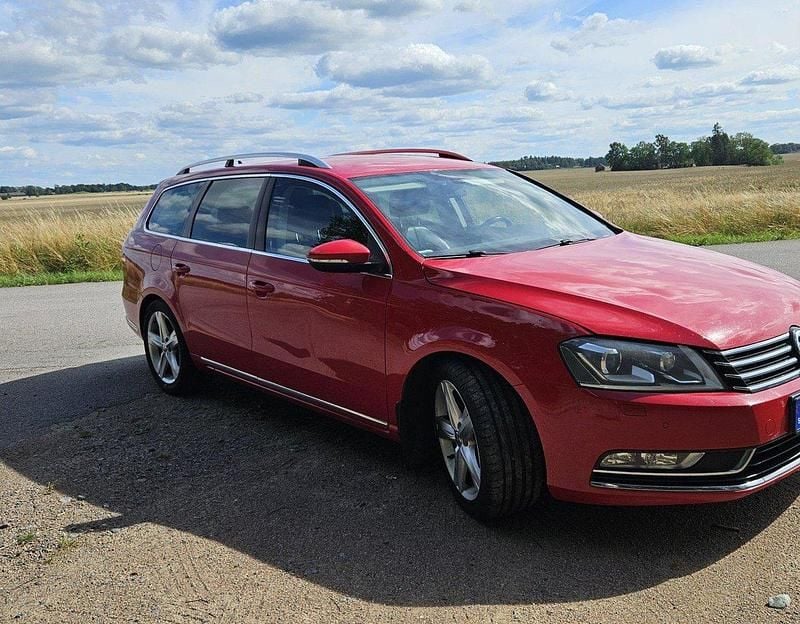 Röd Begagnad 2013 VW Passat Kombi | 69 000 kr (Marknadspris) - Bild 1/4