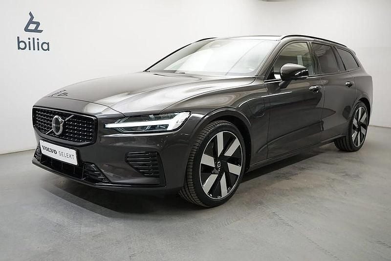 Grå Begagnad 2023 Volvo V60 Plus Kombi | 494 900 kr (Dyr) - Bild 1/3