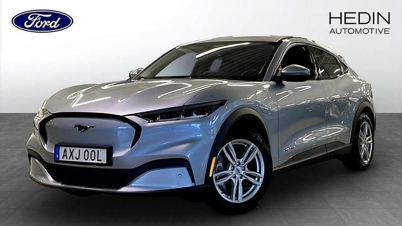 Grå Begagnad 2022 Ford Mustang Mach-E Standard Range SUV | 334 900 kr (Marknadspris) - Bild 1/4