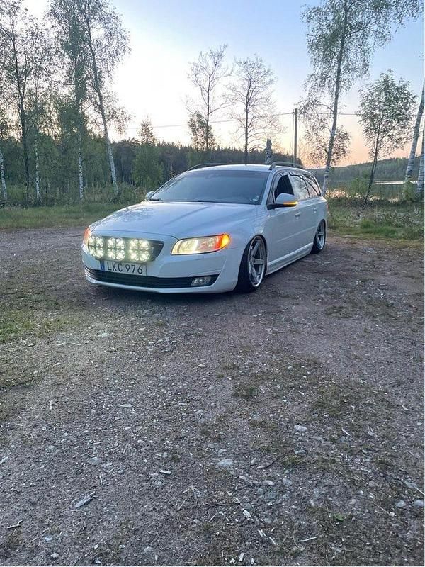Vit Begagnad 2014 Volvo V70 Kombi | 100 000 kr - Bild 1/4