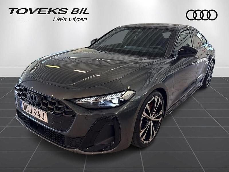 Grå (daytonagrå pärleffekt) Ny 2025 Audi A5 Sportback Sport Halvkombi | 770 100 kr - Bild 1/4