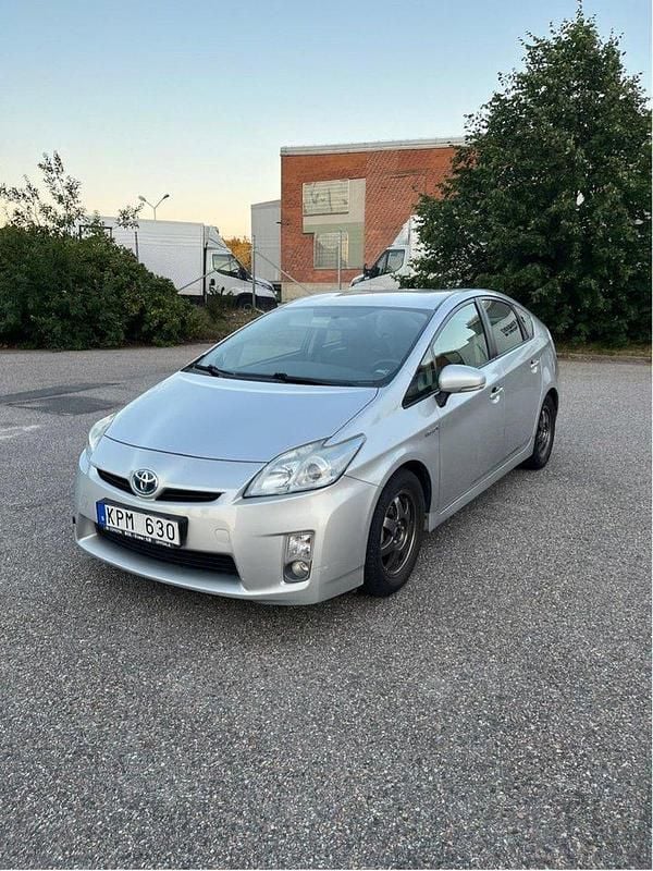Silver Begagnad 2010 Toyota Prius Halvkombi | 79 000 kr (Bra pris) - Bild 1/4