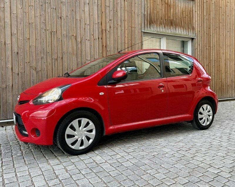 Röd Begagnad 2013 Toyota Aygo Halvkombi | 49 900 kr (Superpris) - Bild 1/4