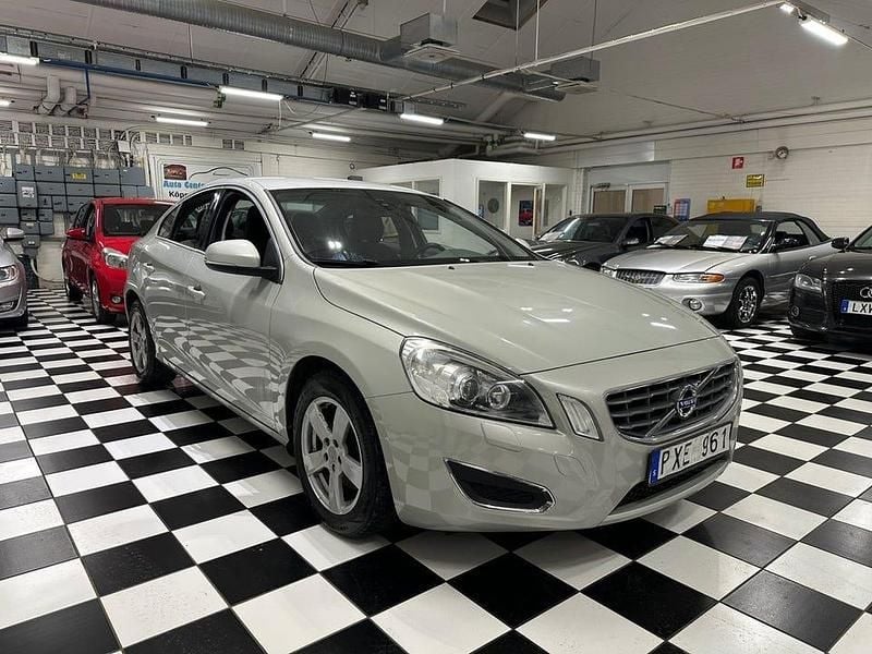 Begagnad Volvo S60 Momentum 150 HK (110 kW) 2012 Vit Sedan