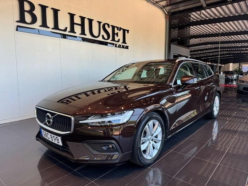 Mörkbrun Begagnad 2020 Volvo V60 Momentum Kombi | 239 900 kr (Bra pris) - Bild 1/4