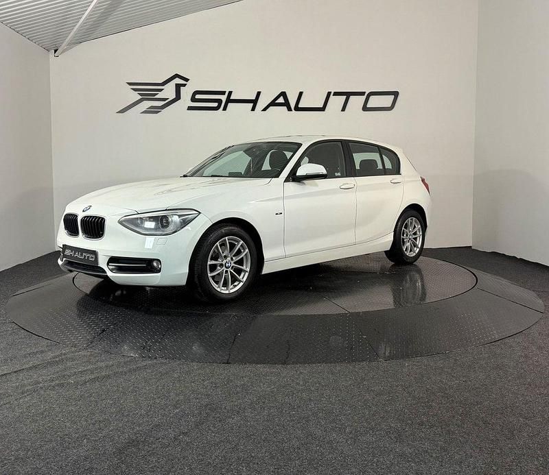 Vit Begagnad 2015 BMW 116 Sport Line Halvkombi | 129 900 kr (Marknadspris) - Bild 1/4