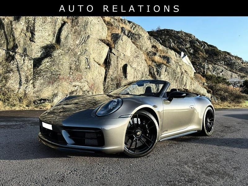 Mörk grå agate grey metallic Begagnad 2023 Porsche 911 Carrera 4 GTS Cab | 2 099 900 kr - Bild 1/4