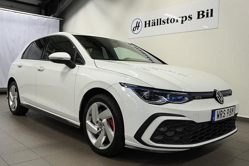 Vit Begagnad 2021 VW Golf VIII GTE Halvkombi | 309 900 kr (Marknadspris) - Bild 1/3