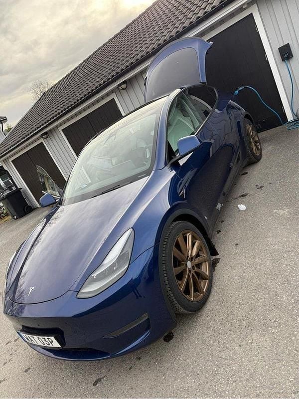 Blå Begagnad 2023 Tesla Model Y Performance SUV | 445 000 kr (Marknadspris) - Bild 1/4