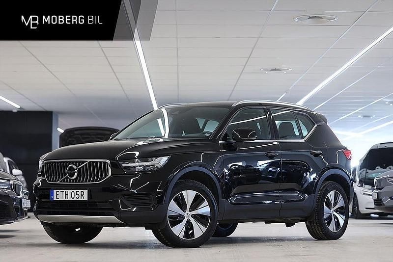 Svart Begagnad 2021 Volvo XC40 Momentum SUV | 309 900 kr (Marknadspris) - Bild 1/3