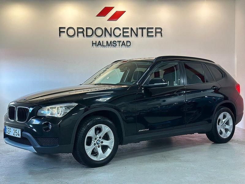 Svart Begagnad 2013 BMW X1 SUV | 125 900 kr (Marknadspris) - Bild 1/4