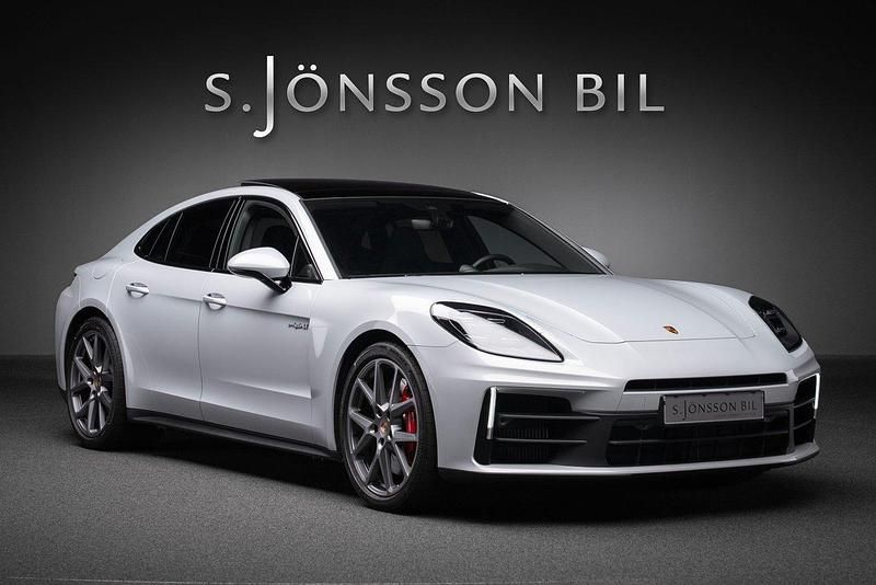Ljusröd (ice grey) Begagnad 2024 Porsche Panamera 4S Sedan | 1 759 000 kr (Dyr) - Bild 1/4