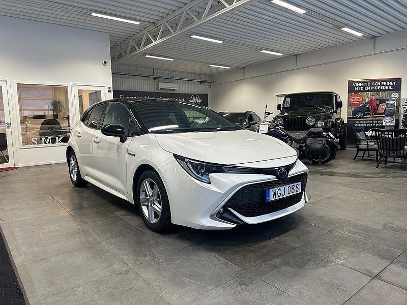 Vit Begagnad 2019 Toyota Corolla Hybrid Executive Halvkombi | 239 900 kr (Lite dyr) - Bild 1/4