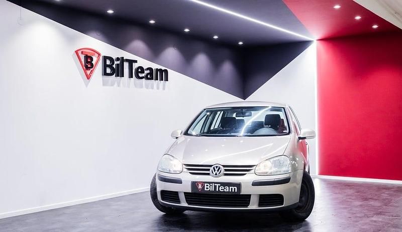 Ljusbrun Begagnad 2005 VW Golf IV Trendline Halvkombi | 34 900 kr (Marknadspris) - Bild 1/4