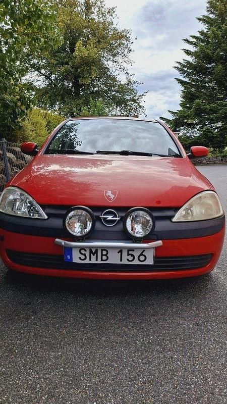 Röd Begagnad 2001 Opel Corsa Halvkombi | 26 000 kr (Dyr) - Bild 1/4