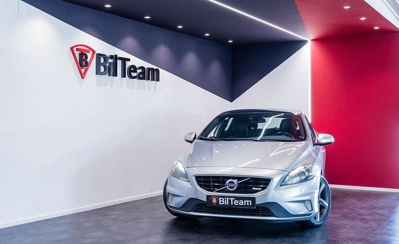 Silver Begagnad 2013 Volvo V40 R-Design Kombi | 114 900 kr (Lite dyr) - Bild 1/4