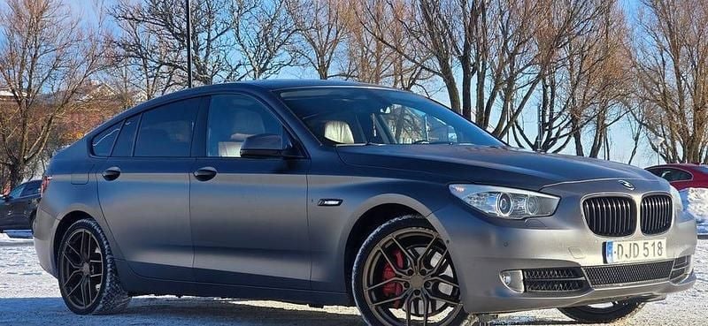 Grå Begagnad 2010 BMW 530 Gran Turismo | 119 800 kr (Dyr) - Bild 1/4