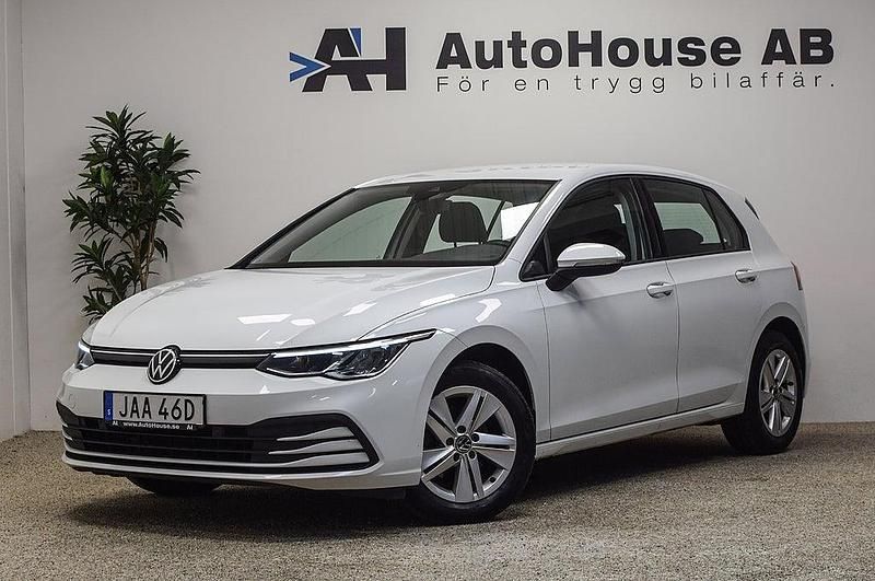 Vit Begagnad 2022 VW Golf VIII Halvkombi | 214 000 kr (Marknadspris) - Bild 1/4
