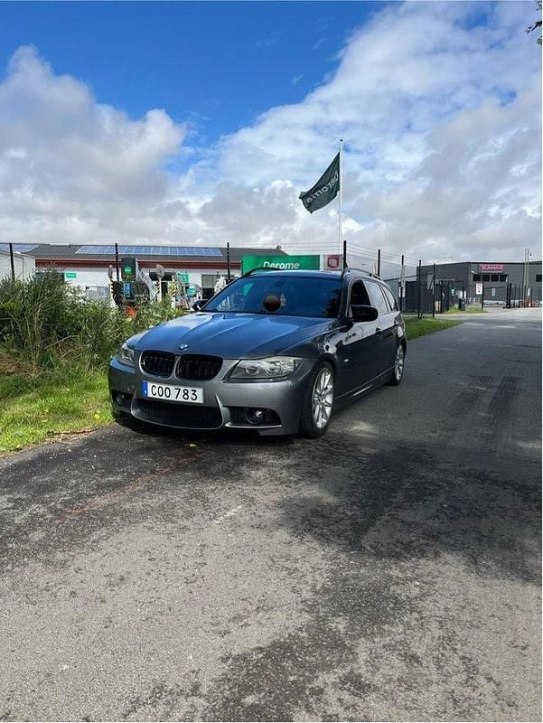 Grå Begagnad 2009 BMW 325 Comfort Edition Kombi | 49 000 kr (Superpris) - Bild 1/4