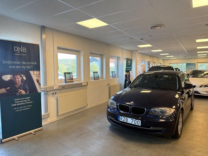 Mörkblå (blå) Begagnad 2011 BMW 118 Advantage Halvkombi | 39 900 kr (Bra pris) - Bild 1/4
