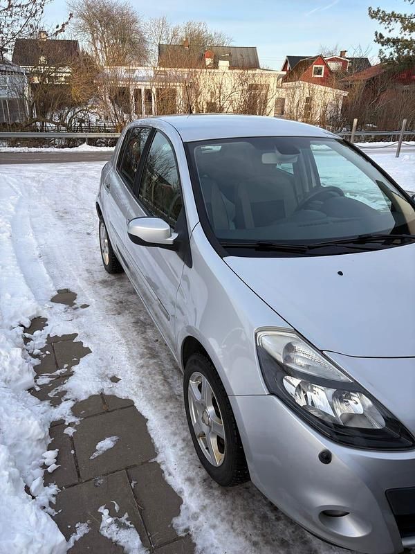 Begagnad Renault Clio R.S. 75 HK (55 kW) 2011 Halvkombi