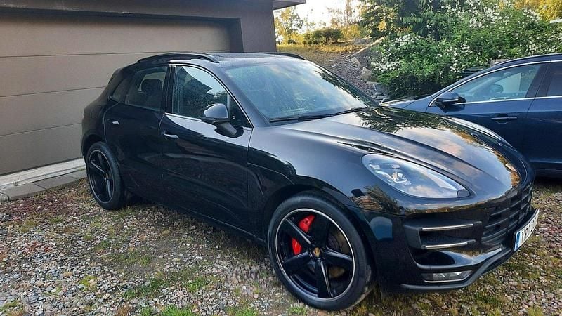 Svart Begagnad 2018 Porsche Macan Turbo Performance Package SUV | 479 900 kr - Bild 1/4