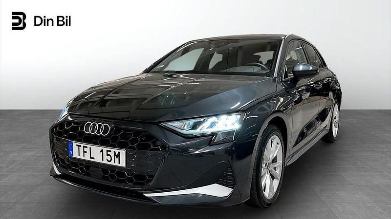Manhattangrå metallic Begagnad 2025 Audi A3 Advanced Sportkupé | 419 000 kr - Bild 1/4
