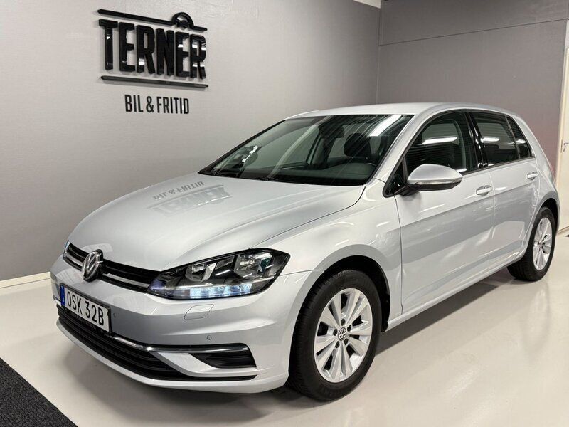 Silver (silvermetallic) Begagnad 2020 VW Golf VII Halvkombi | 189 000 kr (Marknadspris) - Bild 1/4